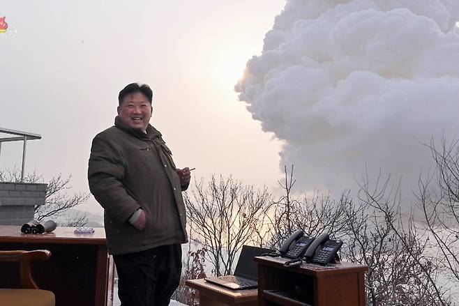 [서울=뉴시스] 북한 조선중앙TV는 고체연료를 사용하는 고출력 로켓엔진 시험에 성공했다고 16일 보도했다. 사진은 김정은 북한 국무위원장이 15일 오전 북한 동창리 서해위성발사장에서 대륙간탄도미사일(ICBM)용으로 보이는 '대출력 고체연료 발동기' 시험을 현지 지도하는 모습. (사진=조선중앙TV 캡처) 2022.12.16. photo@newsis.com *재판매 및 DB 금지