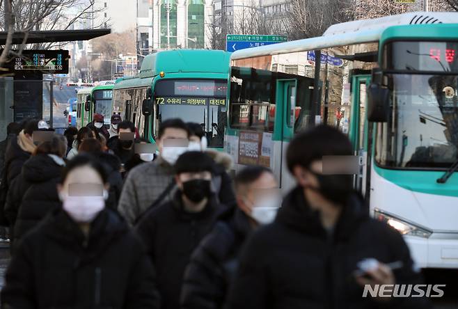 [서울=뉴시스] 고승민 기자 = 서울시는 지난달 29일 대중교통 경영악화 상황 개선과 중단없는 대중교통 서비스 제공을 위해 이르면 내년 4월 지하철, 시내버스, 마을버스 요금 인상을 추진한다고 밝혔다. 인상 수준은 300원 안팎이 될 전망이다. 사진은 이날 서울의 한 버스정류장 모습. 2022.12.29. kkssmm99@newsis.com