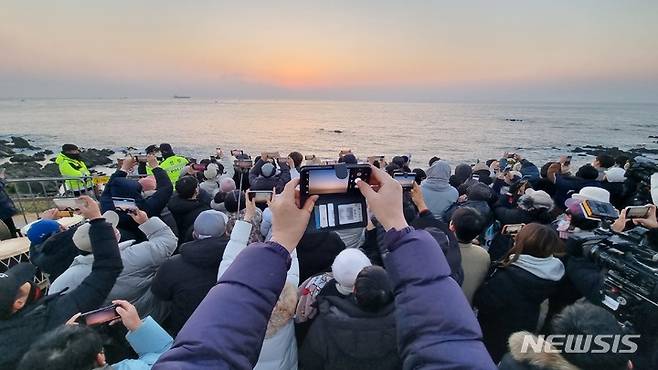 [울산=뉴시스] 배병수 기자 =1일 오전 한반도 육지에서 가장 먼저 일출을 볼 수 있는 울산시 울주군 서생면 간절곶에서 2023년 계묘년 (癸卯年) 첫해가 떠오르고 있다. 2023.01.01. bbs@newsis.com