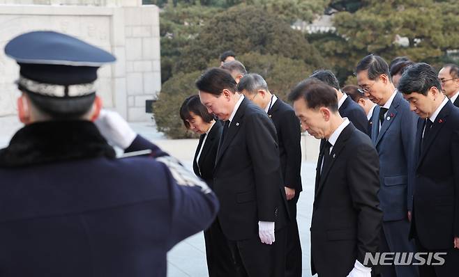 [서울=뉴시스] 전신 기자 = 윤석열 대통령이 계묘년 새해 첫날인 1일 서울 동작구 국립서울현충원을 찾아 현충탑을 참배하고 있다. (대통령실통신사진기자단) 2022.01.01. photo1006@newsis.com