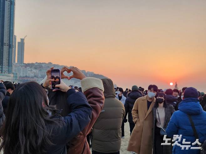 2023년 계묘년 첫날인 1일 부산 해운대해수욕장에 해맞이 인파가 몰렸다. 시민들은 떠오른 첫해를 바라보며 각자 소망이 이뤄지기를 바랐다. 정혜린 기자