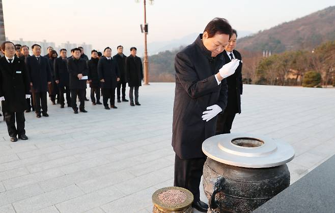 박완수 경남지사 국립 3.15민주묘지 참배. 경남도청 제공