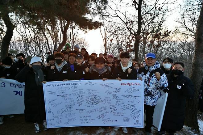 한국 빙상 국가대표 선수들이 1일 경기도 이천 설봉산 정상에 올라 해맞이 행사를 한 뒤 기념 사진을 찍고 있다. 가운데는 대한빙상경기연맹 윤홍근 회장. 연맹