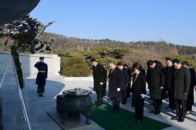 김현기(앞줄 가운데) 서울시의회 의장, 새해 첫날 현충원 참배