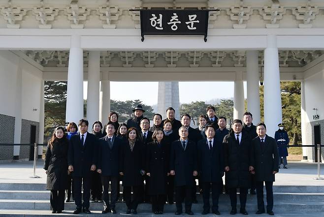 김현기(앞줄 오른쪽 네번째) 서울시의회 의장, 새해 첫날 현충원 참배