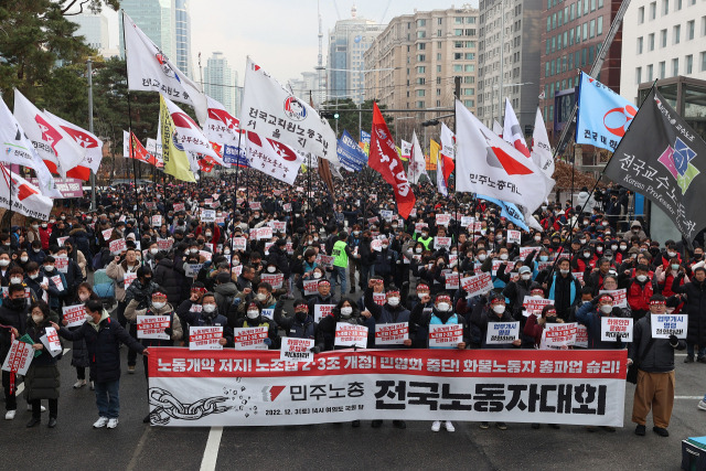 민주노총 조합원들이 3일 서울 국회 앞에서 열린 전국노동자대회에서 노조법 2·3조 개정, 화물 안전운임제 확대 등을 촉구하는 구호를 외치고 있다. 연합뉴스