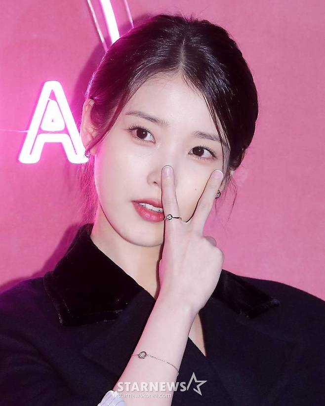 가수 아이유가 16일 오후 서울 강남구 압구정동 제이에스티나 'J'Z BAR' 팝업 스토어 오픈행사에 참석해 포즈를 취하고 있다. 2022.11.16 /사진=김창현 기자 chmt@