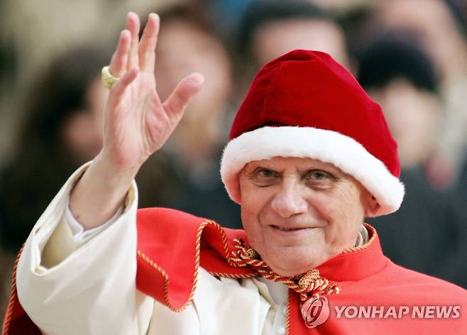 산타 모자가 아니라 교황 모자입니다. '카마우로' 착용한 베네딕토 16세 교황 [AFP=연합뉴스 자료사진. 재판매 및 DB 금지]