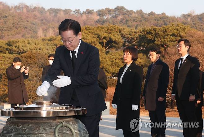 현충탑 참배하는 이재명 대표 (서울=연합뉴스) 더불어민주당 이재명 대표가 새해 첫 날인 1일 오전 서울 동작구 국립서울현충원 현충탑을 찾아 참배하고 있다. 2023.1.1 [국회사진기자단] toadboy@yna.co.kr