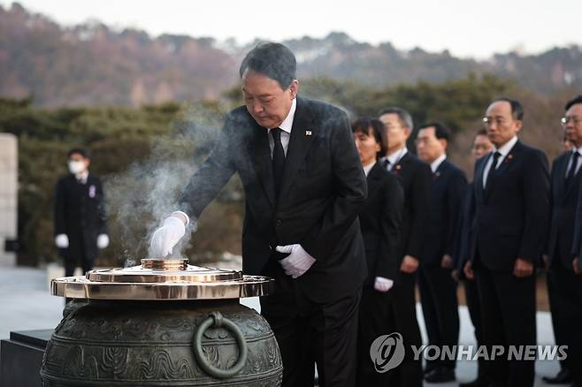 국립서울현충원 참배하는 윤석열 대통령 (서울=연합뉴스) 임헌정 기자 = 윤석열 대통령이 계묘년(癸卯年) 새해 첫날인 1일 서울 동작구 국립서울현충원을 찾아 현충탑에 분향하고 있다. 2023.1.1 [대통령실 제공. 재판매 및 DB 금지] kane@yna.co.kr