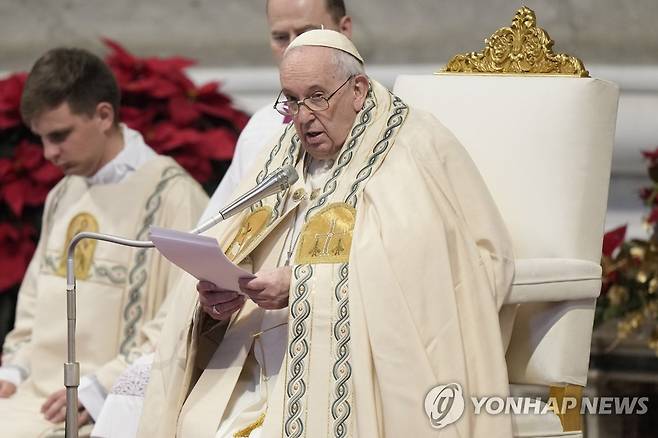 프란치스코 교황 (바티칸 AP=연합뉴스) 프란치스코 교황이 1일(현지시간) 바티칸 성 베드로 대성전에서 새해 첫 미사를 주례하고 있다. 2023.1.1 photo@yna.co.kr