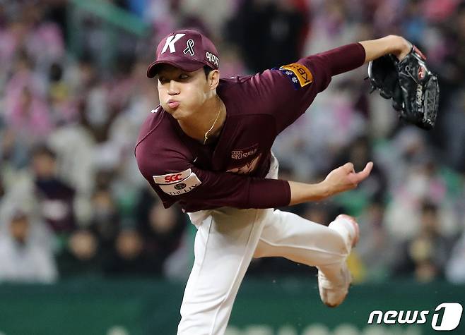 7일 오후 인천시 미추홀구 SSG 랜더스필드에서 열린 프로야구 '2022 신한은행 SOL KBO 포스트시즌' 한국시리즈 5차전 키움 히어로즈와 SSG 랜더스의 경기, 키움 선발 안우진이 6회말 2사 만루 상황 힘차게 공을 던지고 있다. 2022.11.7/뉴스1 ⓒ News1 김진환 기자