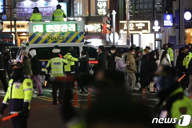 부산 수영구 광안리해수욕장 일대에서 열린 '제17회 부산불꽃축제'에서 경찰관들이 혼잡관리차량을 이용해 인파가 몰리는 것을 통제하고 있다. 2022.12.17/뉴스1 ⓒ News1