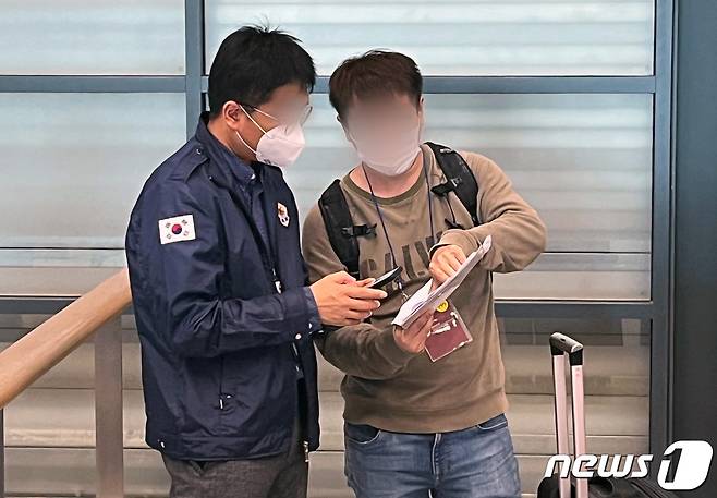 2일 오전 인천국제공항 제1여객터미널 입국장에서 한 여객이 검역관계자에게 설명을 하고 있다. 방역당국은 이날부터 중국발 국내·외국인 입국자에 대한 방역을 강화했다. 중국발 입국자는 모두 유전자증폭(PCR) 검사를 받아야 한다. 2023.1.2/뉴스1 ⓒ News1 정진욱 기자