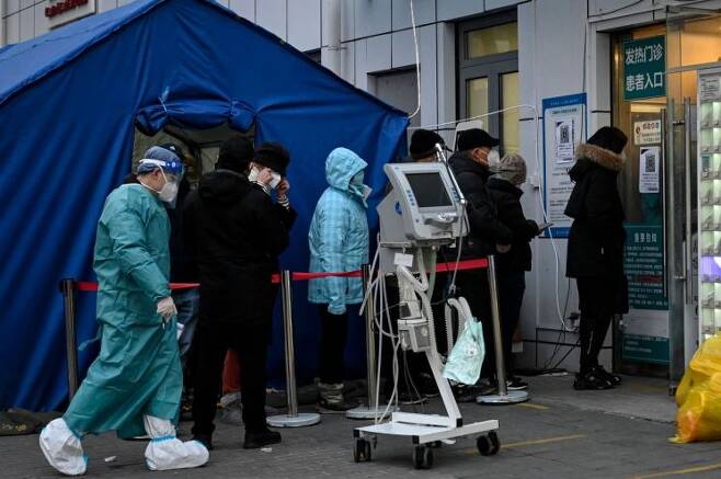 베이징 한 병원의 진료소 밖에 시민들이 줄 서 있다. [이미지출처=AFP연합뉴스]