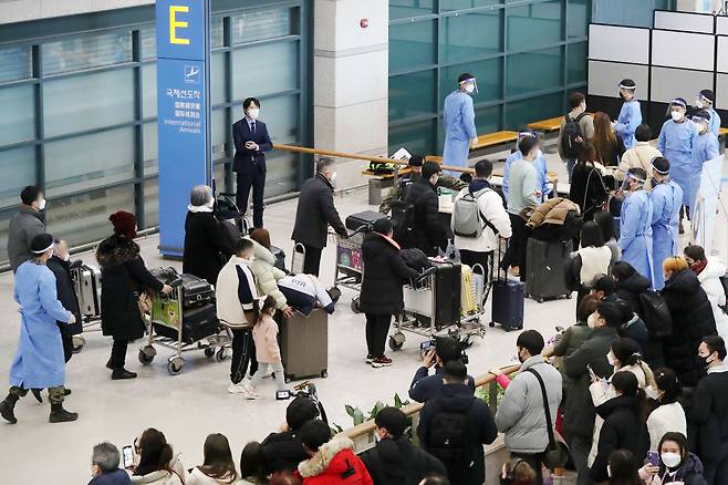 2일 오전 인천국제공항 제1여객터미널 입국장에서 중국에서 입국한 해외여행객들이 안내를 받고 집결하고 있다. /뉴스1