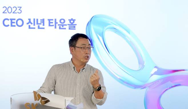 유영상 SK텔레콤 대표 겸 SK브로드밴드 대표가 2일 서울 중구 SK남산빌딩에서 취임식 후 타운홀 미팅을 열고 SK브로드밴드 구성원과 소통하고 있다.