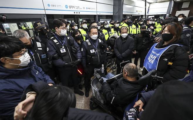 [서울=뉴시스] 김근수 기자 = 전국장애인차별철폐연대(전장연) 회원들이 2일 오전 서울 지하철 4호선 삼각지역에서 장애인 권리 예산 보장을 촉구하는 출근길 지하철 탑승 시위에서 탑승을 시도하고 있다. 전장연은 법원 조정안에 맞춰 5분 내 탑승을 수용하겠다고 밝혔다. 2023.01.02. ks@newsis.com /사진=뉴시스