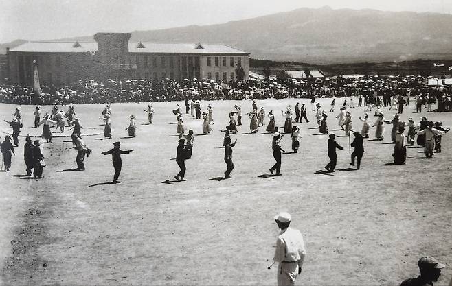 현재 제주시청 앞에 있던 공설운동장에서 열린 행사 [사진으로 본 제주역사]