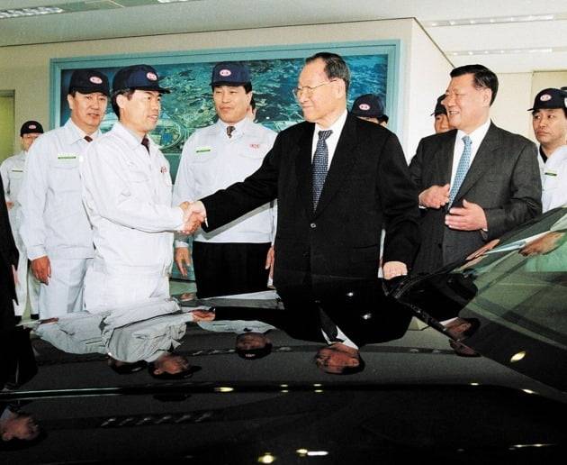 1999년 기아자동차 인수 후 화성공장을 방문한 정주영 현대그룹 창업자(오른쪽에서 둘째)와 정몽구 명예회장. 사진=한국경제신문