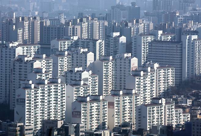 1일 오전 서울 남산에서 바라본 아파트 단지. 연합뉴스