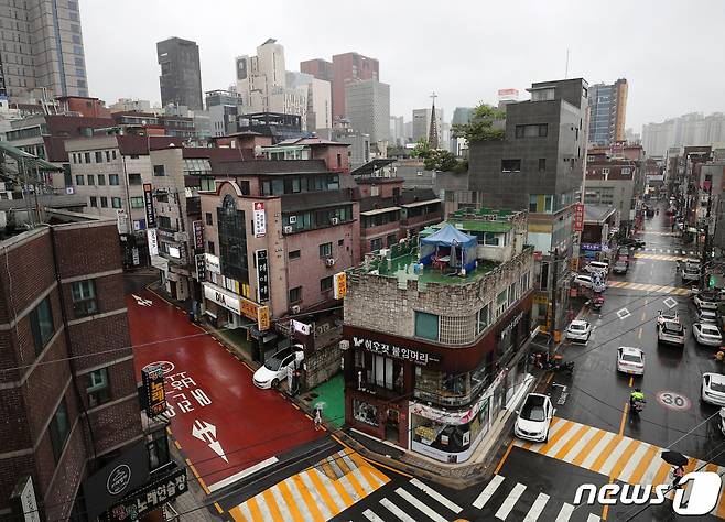 (서울=뉴스1) 박세연 기자 = 정부가 17일부터 전 금융권에서 비(非)주택 담보대출 인정비율(LTV)을 70%로 적용한다. 7월부터 토지거래허가구역 내 LTV는 40%로 적용한다. 비주택 건물을 매입하더라도 은행에서 매입 금액의 70% 이상 대출을 받을 수 없게 된 것이다.  부동산 업계에서는 '꼬마빌딩' 등 대출규제 사각지대에 놓여 활황기를 구가하던 비주택 부동산 시장에 끼칠 영향에 예의주시하는 모습이다. 사진은 16일 서울 강남구 논현동 '꼬마빌딩' 밀집지역 모습. 2021.5.16/뉴스1