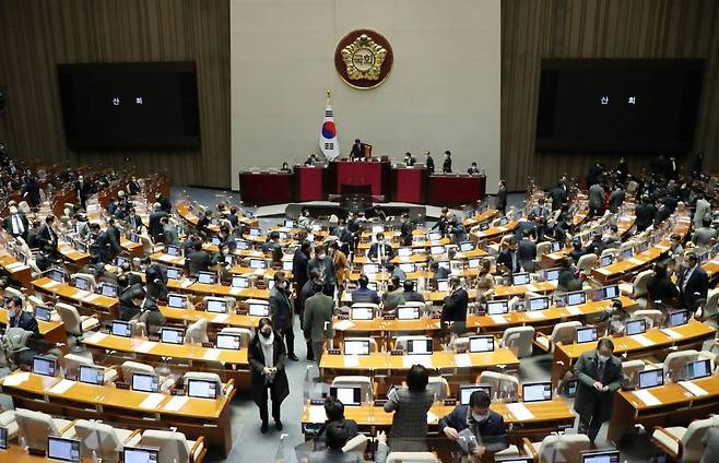 지난해 12월24일 오전 서울 여의도 국회 본회의장에서 열린 제401회국회(임시회) 제3차 본회의에서 김진표 국회의장이 산회를 선언하자 의원들이 본회의장을 나서고 있다. / 사진제공=뉴시스