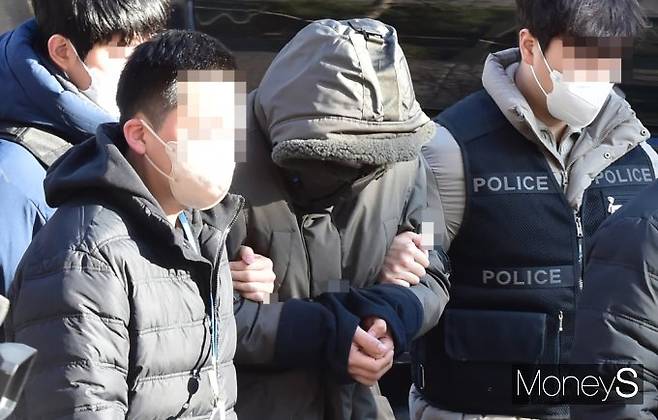 경찰이 택시기사와 전 동거녀를 살해한 이기영(31)의 통신기록 등을 조회하며 추가 범죄 여부를 수사 중인 가운데 그의 '사이코패스 검사' 결과에도 관심이 집중되고 있다. 사진은 지난해 12월28일 경기 고양시 일산동구 의정부지방법원 고양지원에서 열린 대한 영장실질심사(구속 전 피의자 심문)에 출석하고 있는 이기영의 모습. /사진=임한별 기자