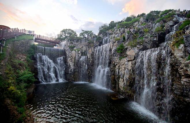 이천 월봉공원 인공폭포