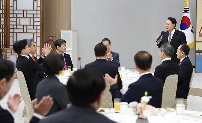 [서울=뉴시스] 윤석열 대통령이 계묘년 새해 첫날인 1일 서울 용산 대통령실 청사에서 한덕수 국무총리 등 국무위원들과 조찬에 앞서 발언하고 있다. (사진=대통령실 제공) 2022.01.01. photo@newsis.com *재판매 및 DB 금지