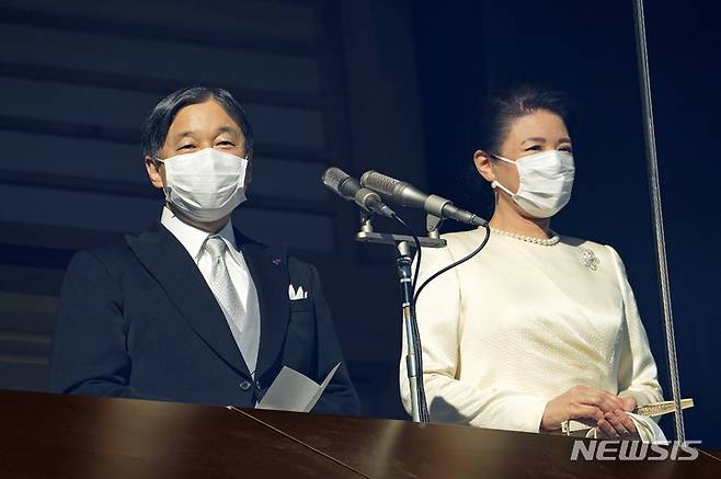 [도쿄=AP/뉴시스] 나루히토 일왕이 2일 도쿄 왕궁 발코니에서 마사코 왕비와 함께 왕실 전통 신년 인사인 잇판산가를 하고 있다. 2023.01.02.