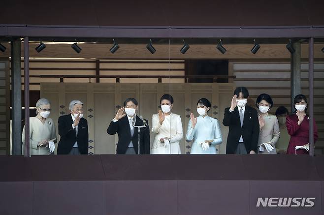 [도=AP/뉴시스]2일 일본 도쿄의 일왕거처인 고쿄에서 새해 '잇판산가'가 열려 일왕 등 왕족이 참석해 일반 시민들에게 손을 들어 인사하고 있다. 새해 잇판산가는 코로나19 영향으로 3년 만이었다. 왼쪽부터 미치코 상왕후, 아키히토 상왕, 나루히토 일왕, 마사코 왕비, 아이코 공주, 아키시노노미야 후미히토 왕세제, 기코 왕세제비, 가코 공주 등이다. 2023.01.02.