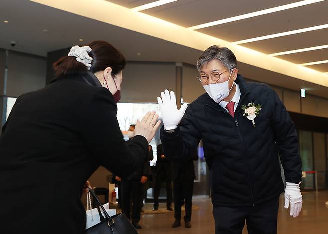 DGB대구은행 황병우 은행장이 취임 첫 날 수성동 본점 로비에서 출근하는 직원들을 맞이하고 있다. *재판매 및 DB 금지