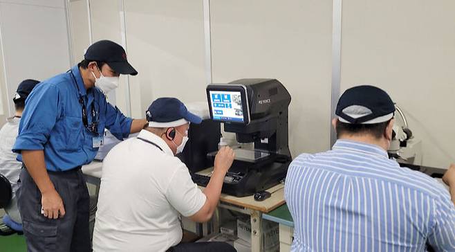 학생들이 지난해 일본 연수 중 도쿄 EBINA 전화공업사에서 금속표면처리 후 검사 실습에 참여하고 있다. 영진전문대학교 제공