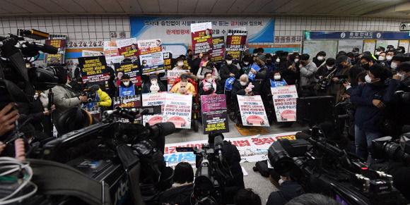2일 오전 서울 지하철 4호선 삼각지역 승강장에서 전국장애인차별철폐연대(전장연) 회원들이 기자회견을 하고 있다. 이날 전장연 회원들은 서울교통공사 측의 시위 중단과 퇴거 요구에 의해 지하철 탑승에 실패했다. 2023.1.2 홍윤기 기자