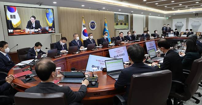 윤석열 대통령이 국무회의를 주재하고 있다.​​​​​​​ⓒ연합뉴스