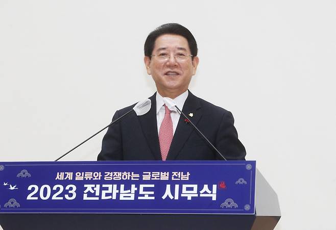 김영록 전남도지사가 2일 오전 도청 왕인실에서 열린 2023년 계묘년(癸卯年) 시무식에서 인사말을 하고 있다.ⓒ전남도