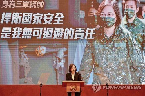 대만 총통 "군 복무 기간 1년으로 연장" (타이베이 AFP=연합뉴스) 차이잉원 대만 총통이 27일 기자회견에서 군 복무 기간을 4개월에서 1년으로 연장하는 방안을 발표하고 있다. 2022.12.27.