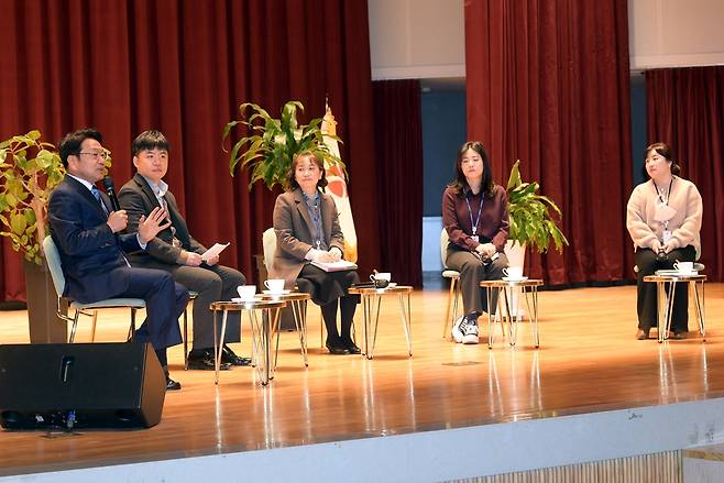 직원들과 대화하는 강기정 광주시장 [광주시 제공. 재판매 및 DB 금지]