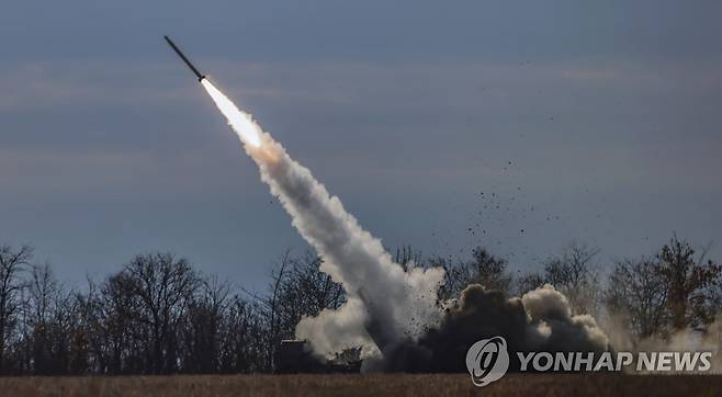 러시아군 향해 미사일 발사하는 우크라이나군 하이마스 [EPA 연합뉴스 자료사진. 재판매 및 DB 금지]