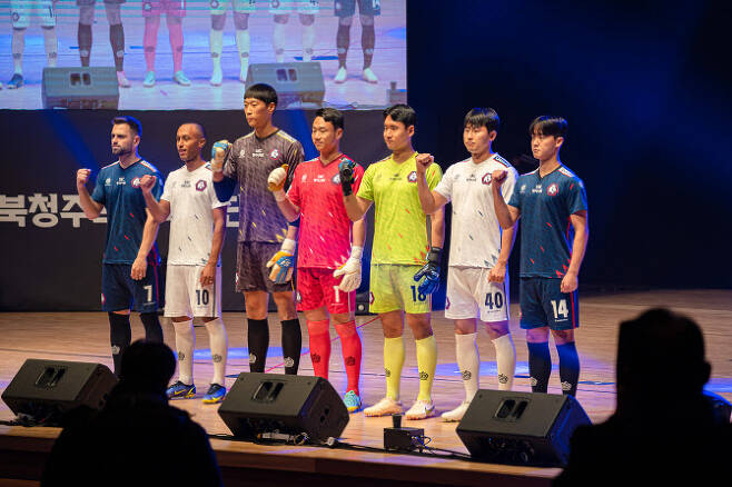 충북청주프로축구단이 창단식에서 새 유니폼을 공개하고 있다. 사진=충북청주프로축구단