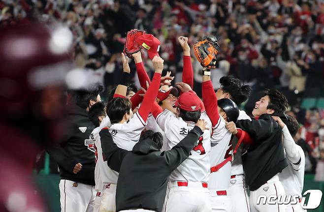 8일 오후 인천시 미추홀구 SSG 랜더스필드에서 열린 프로야구 '2022 신한은행 SOL KBO 포스트시즌' 한국시리즈 6차전 키움 히어로즈와 SSG 랜더스의 경기에서 4대3으로 승리하며 우승을 차지한 SSG 선수들이 기쁨의 포옹을 나누고 있다. 2022.11.8/뉴스1 ⓒ News1 김진환 기자