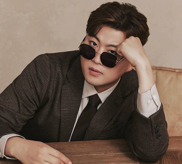 김호중이 새해 첫날인 지난 1일 모델로 착용한 안경과 선글라스를 런칭했다. 해당 브랜드 반디에라는 공식 홈페이지와 유튜브 채널을 통해 김호중의 화보 및 영상을 공개했다. /반디에라 제공