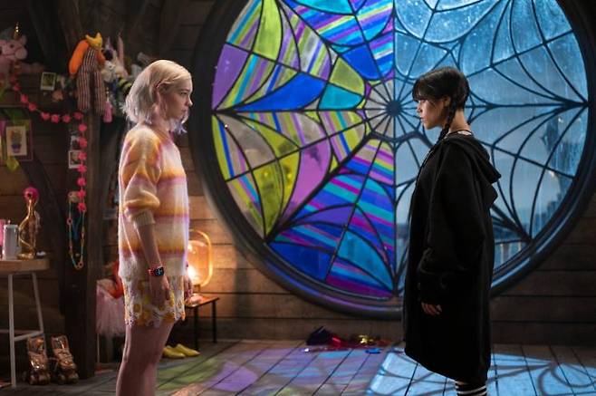 넷플릭스 〈웬즈데이〉의 두 친구 이니드와 웬즈데이