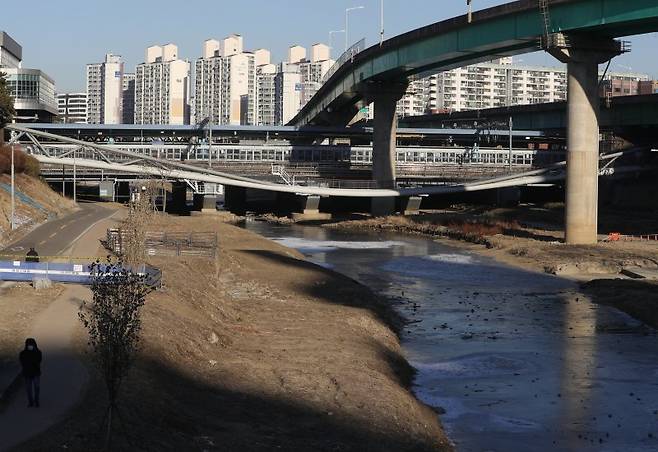 3일 오전 서울 영등포구 도림보도육교가 내려앉아 통행이 금지되고 있다. 영등포구청에 따르면 이날 오전 1시40분쯤 영등포구 도림동과 신도림역을 잇는 도림보도육교가 내려앉아 육교와 하부 자전거도로, 산책로 등이 전면 통제됐다. 현장 조사 결과 육교를 지탱하던 지지대 시멘트와 난간 철제가 일부 파손됐으나 인명 피해는 발생하지 않은 것으로 파악됐다. / 사진=뉴스1화상