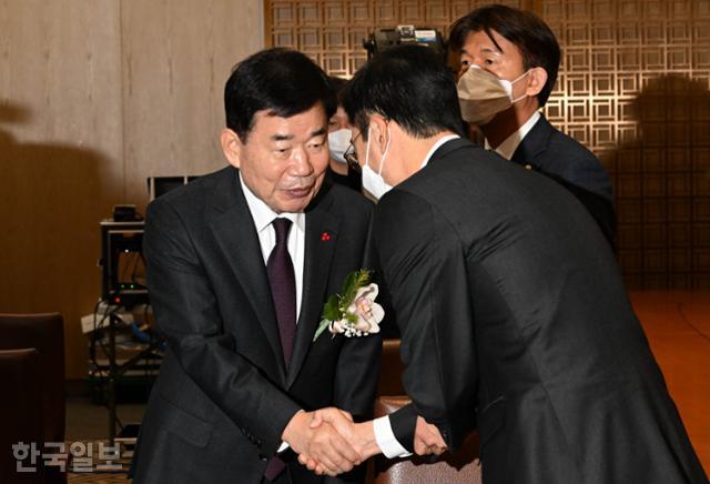 김진표 국회의장이 2일 국회에서 열린 국회 시무식에서 직원들과 인사하고 있다. 고영권 기자