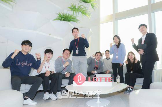 롯데그룹의 MZ세대 직장인 대표들이 서울 송파구 롯데월드타워에서 활기차고 희망찬 2023년 새해를 소망하며 파이팅을 외치고 있다. 서병수 기자
