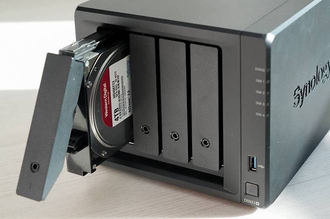 총 네 개의 HDD를 탑재하며, 핫스왑을 지원해 동작 중에도 빼낼 수 있다. 출처=IT동아