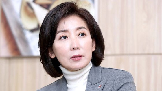 나경원 대통령 직속 저출산고령사회위원회 부위원장이 지난달 7일 오후 대구 중구 한방의료체험타운에서 열리는 토크콘서트를 앞두고 지역 기자들과 만나 질문에 답하고 있다. 뉴스1