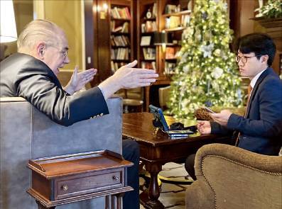 존 미어샤이머 시카고대 석좌교수가 지난해 말 미국 버지니아의 한 호텔에서 정인설 한국경제신문 워싱턴 특파원과 인터뷰하고 있다.